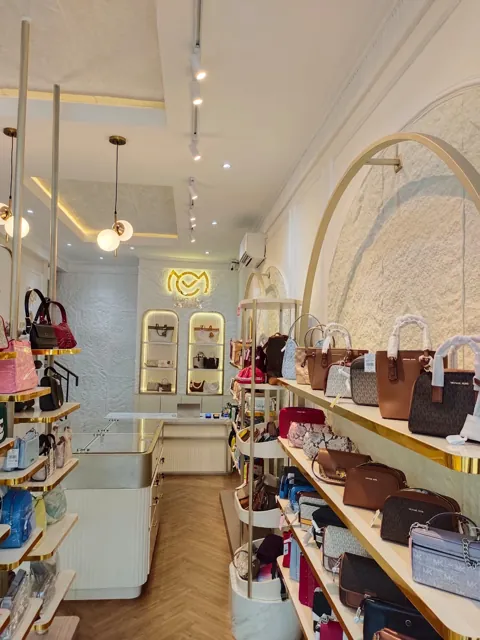 Rak koleksi tas di butik